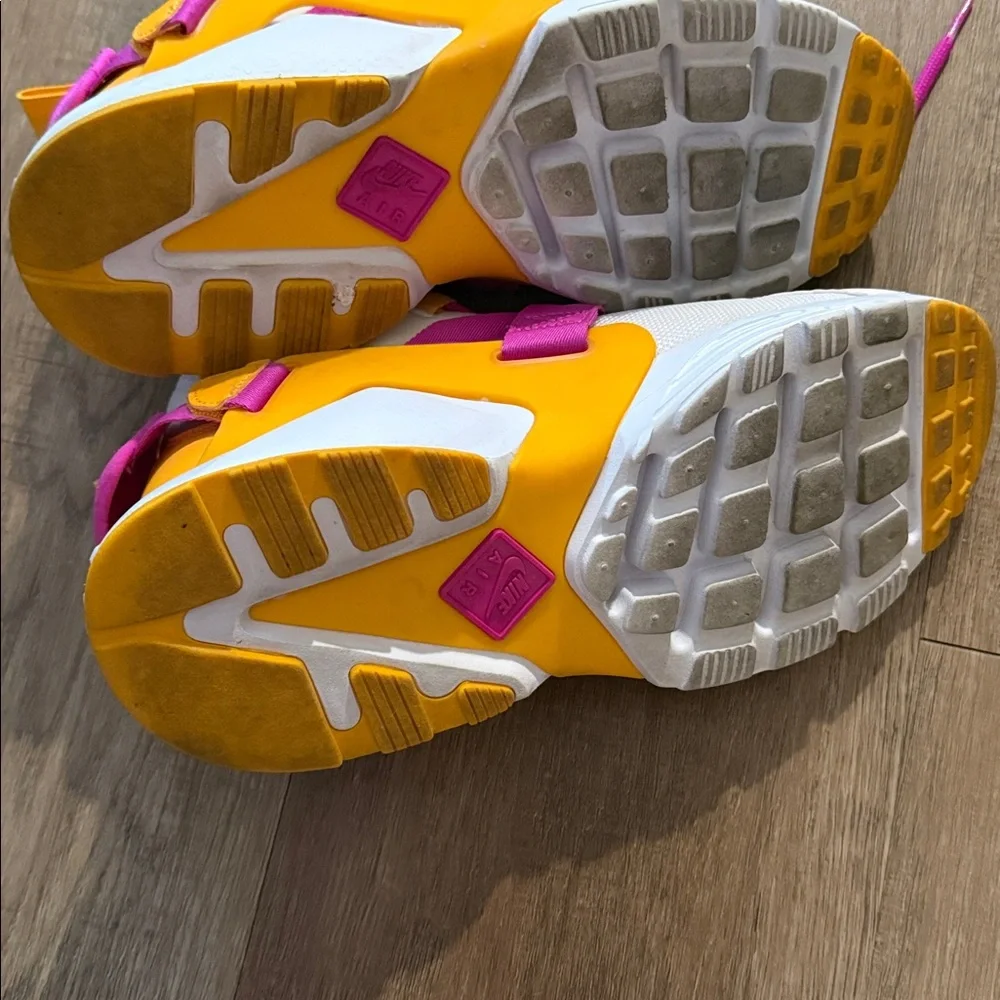 Nike Air Huarache City Low white, fuchsia, and gold color way Size 9 - Picture 11 of 12